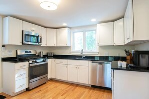 冷蔵庫、電子レンジ、オーブン、コンロ