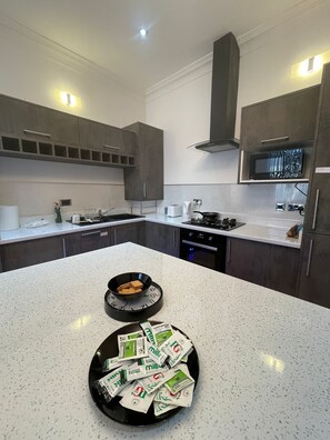 Apartment | Private kitchen | Fridge, microwave, oven, stovetop - Impeccable 1 Bed Apartment in Wolverhampton (Wolverhampton)