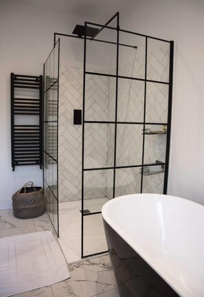 Shower, hair dryer, towels, soap - Stylish 2 Bedroom, 2 Bathroom Terraced Townhouse & Garden (LONDON)