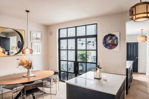 Dining - Stylish 2 Bedroom, 2 Bathroom Terraced Townhouse & Garden (LONDON)