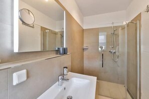Secador de pelo, bidet, toallas, papel higiénico