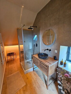 Sèche-cheveux, serviettes fournies, savon, papier toilette