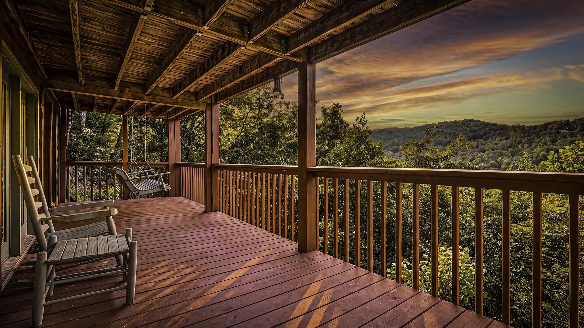 Une terrasse en bois offrant une vue sur un paysage boisé.