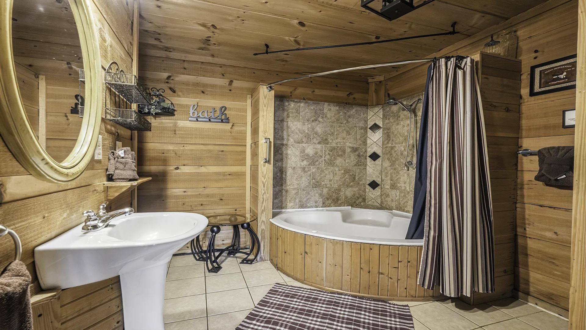 Un baño de madera con lavamanos, bañera y cortina de ducha.