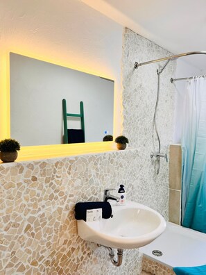 Douche, articles de toilette écologiques, sèche-cheveux