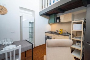 Refrigerador, microondas, parrilla de estufa y utensilios de cocina 