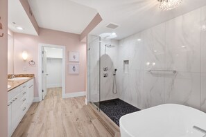 Ein modernes Badezimmer mit Dusche, Badewanne und Waschtisch.