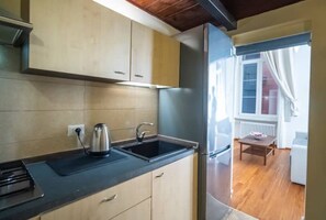 Refrigerador, microondas, parrilla de estufa y tostadora 