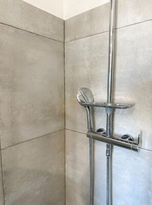 Shower, hair dryer, bidet, towels - Abbot Modenese Suite (Modena)