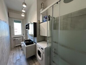 Dusche, Haartrockner, Bidet, Handtücher