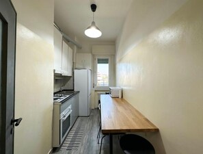 Refrigerador, microondas, placa de cocina, utensilios de cocina