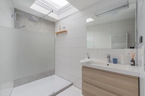 Kostenlose Toilettenartikel, Haartrockner, Handtücher, Seife