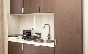 Coffee/tea maker, fridge, stovetop, electric kettle