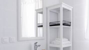 Chambre Double, 1 grand lit | Salle de bain | SĂšche-cheveux, chauffage par le sol (salle de bains)