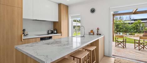 Kjøleskap, mikrobølgeovn, ovn og kokeplater