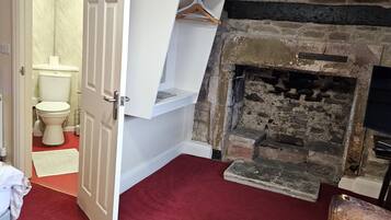 Basic Double Room, 6 Bedrooms | Room amenity