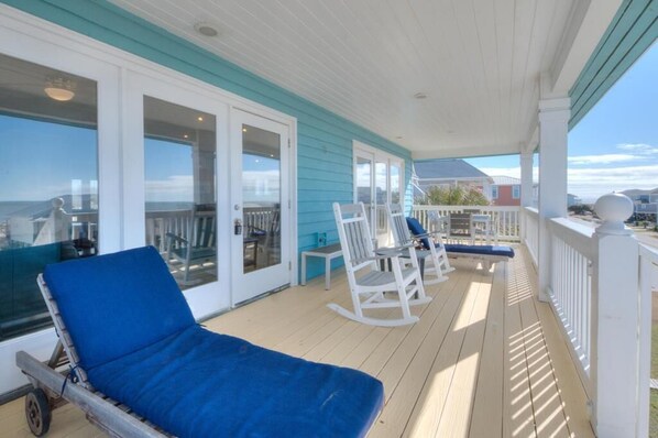 Terrace/patio - 3BR/2.5BA House, 2nd Row,Ocean Views, Walk to Beach, Dogs Ok, Sleeps 14 (Oak Island)