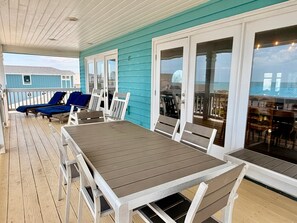 Outdoor dining - Coral House: Spacious oceanview retreat in Oak Island, NC, perfect for families. (Oak Island)
