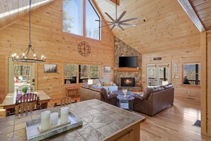 スマートテレビ、暖炉、テレビゲーム、テーブルサッカー台