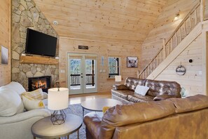 スマートテレビ、暖炉、テレビゲーム、テーブルサッカー台