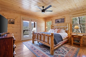 4 bedrooms, iron/ironing board, travel crib, free WiFi - Spectacular view, hot tub, 2 fire pits, game room, dog-friendly! (Blue Ridge)