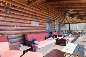 Outdoor dining - Spectacular view, hot tub, 2 fire pits, game room, dog-friendly! (Blue Ridge)