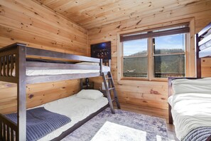 4 quartos, ferros/tábuas de passar roupa, berço de viagem