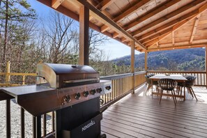 Outdoor dining - Spectacular view, hot tub, 2 fire pits, game room, dog-friendly! (Blue Ridge)