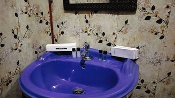 Deluxe Room | Bathroom