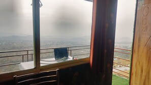 Kamar Deluks | 1 kamar tidur, seprai premium, brankas, dan meja kerja