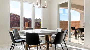 House, 5 Bedrooms | Dining