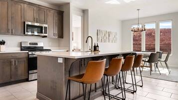 House, 5 Bedrooms | Private kitchen | Fridge, oven, coffee/tea maker, toaster