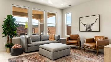 House, 5 Bedrooms | Interior