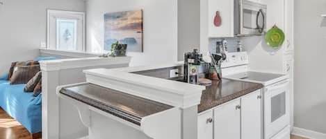 House, 3 Bedrooms | Private kitchen | Fridge, oven, coffee/tea maker, toaster