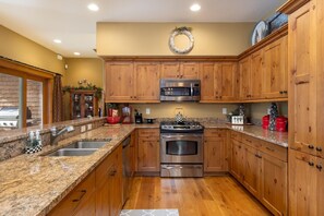 Townhome, 4 Bedrooms | Private kitchen | Fridge, oven, coffee/tea maker, toaster - 45 Thackwell Lane 4 Bedroom Townhouse by RedAwning (Keystone)