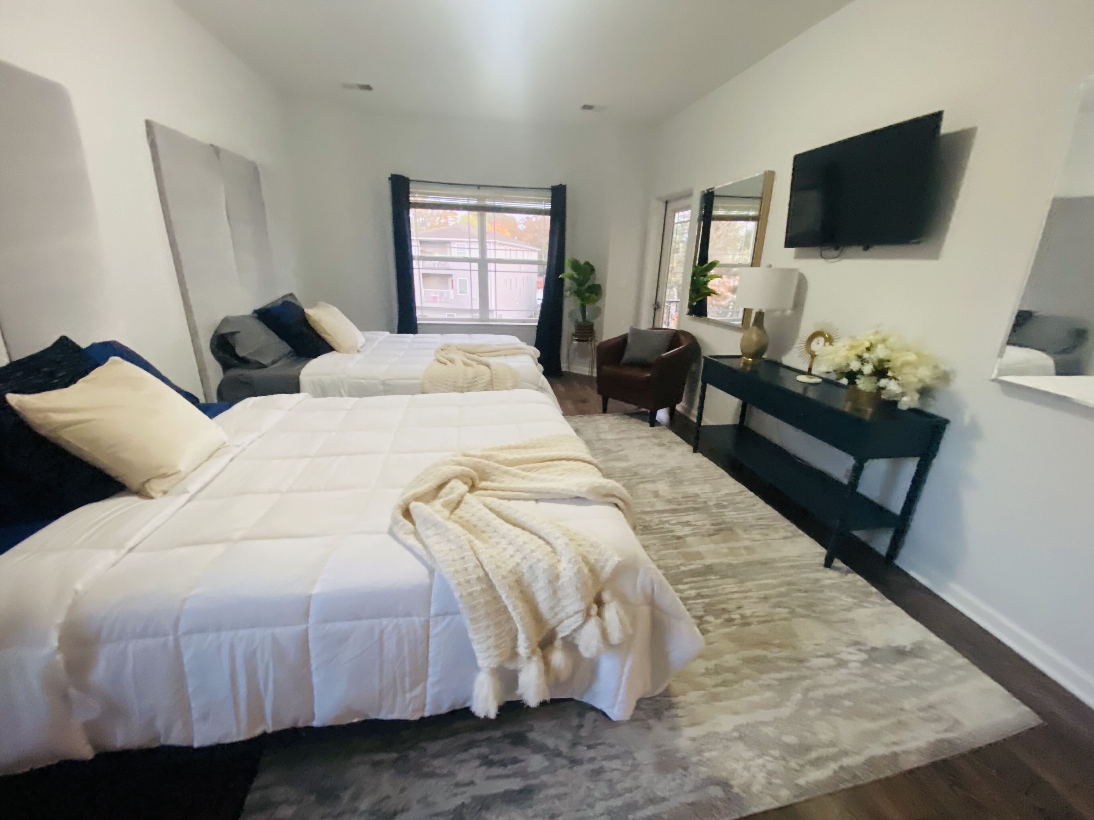 Posh Lux Condo Sleeps 6 