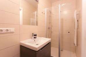 Premium Apartment, 1 Bedroom, Non Smoking, City View | Bathroom | Shower, hair dryer, towels, soap - Origer Apartments (Luxembourg City)