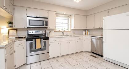 Downtown Benton Bungalow: walk to dining + shops, one minute to interstate.