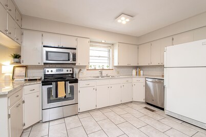 Downtown Benton Bungalow: walk to dining + shops, one minute to interstate.