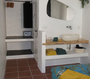 Suite estudio superior | Baño | Regadera, regadera tipo lluvia, amenidades de baño gratuitas