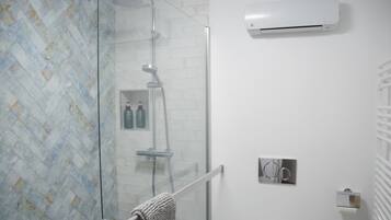 Habitación Deluxe con 1 cama doble o 2 individuales (1) | Baño | Ducha y cabezal de ducha tipo lluvia