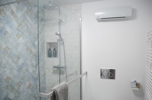 Deluxe Double or Twin Room (1) | Bathroom | Shower, rainfall showerhead, free toiletries, hair dryer - Boutique B&B El Refugio (Alcaucin)