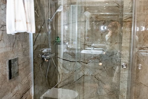 Deluxe Double or Twin Room | Bathroom