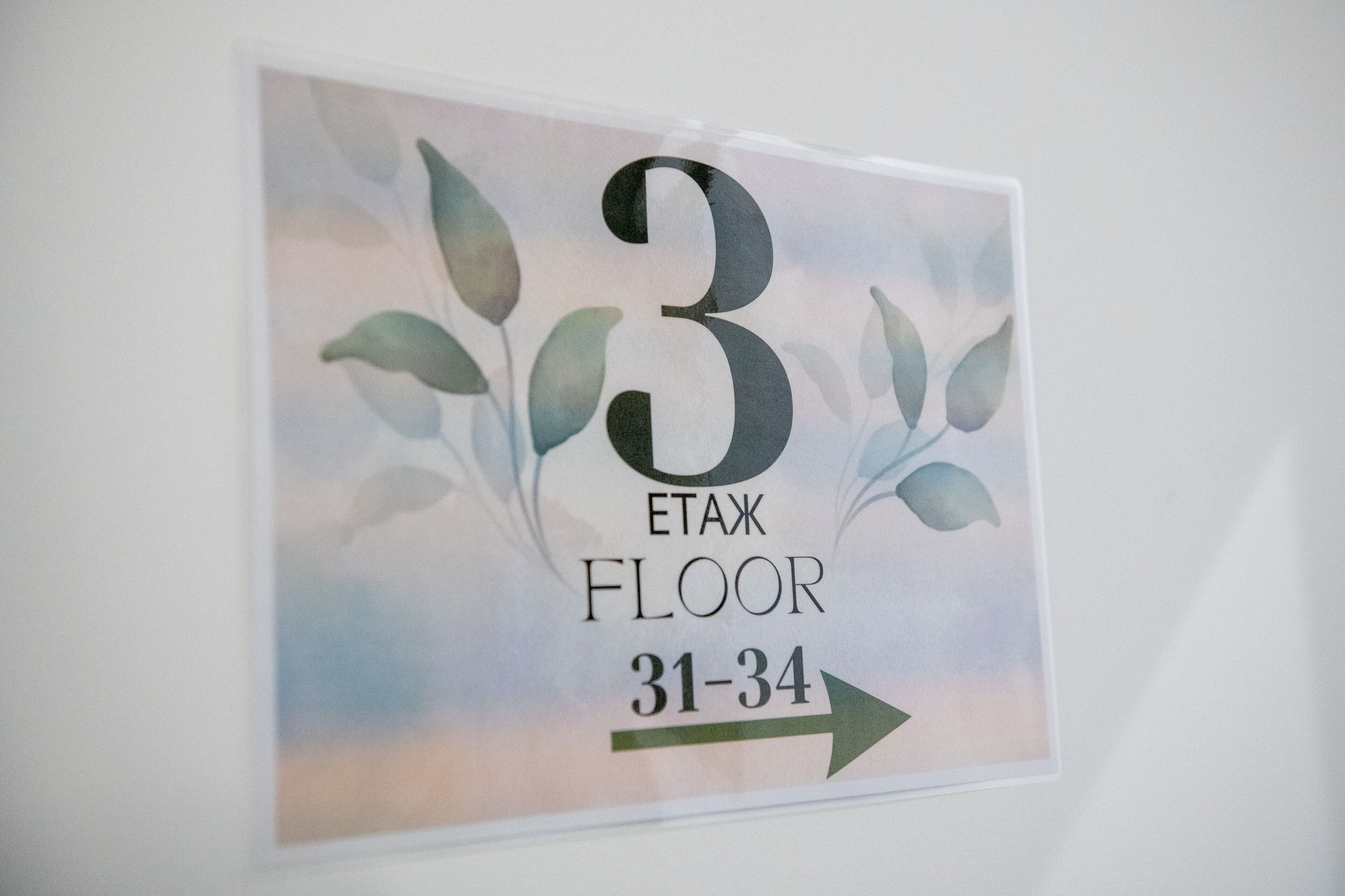 Une pancarte indiquant le numéro de la chambre 3, située à l’étage Etaz, avec une flèche pointant vers la droite.