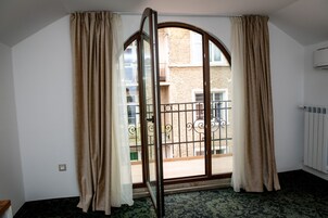 Escritorio y espacio para trabajar con laptop 