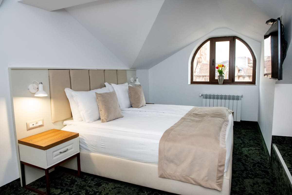 Quarto casal ou duplo urbano | Escrivaninha, espaço de trabalho para notebook, quartos à prova de som