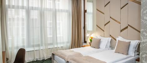 Quarto casal ou duplo luxo | Escrivaninha, espaço de trabalho para notebook, quartos à prova de som