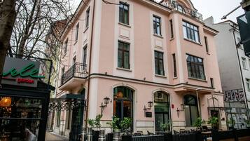 A pink building with a sign reading "elle garden" on the left.