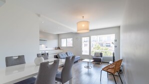 Un apartamento moderno con comedor, cocina y balcón con vistas.