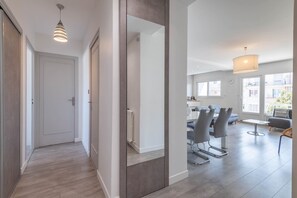 A modern interior with a hallway leading to a dining area. - SmartStay Le Thiou - Annecy centre (Annecy)